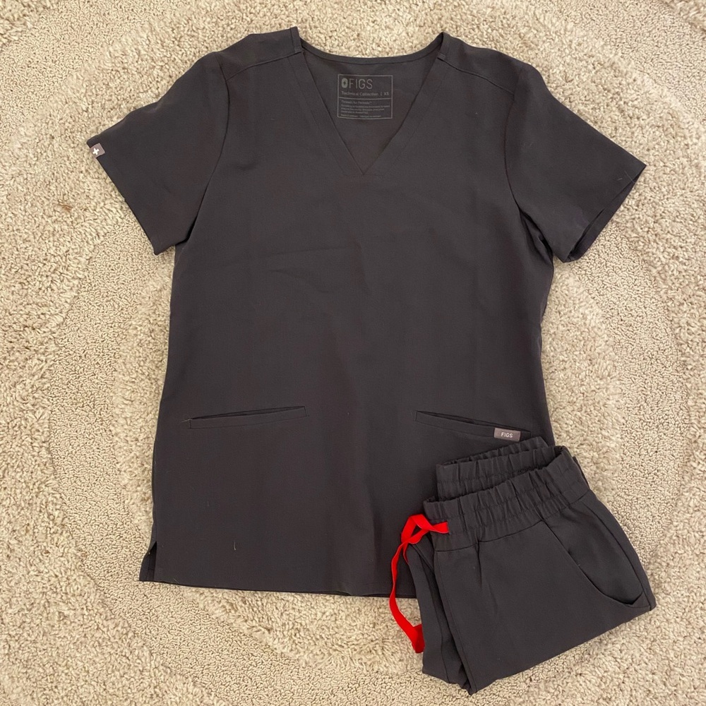 FIGS CASMA THREE POCKET SCRUB TOP - XS